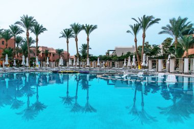 Mısır 'ın geniş açılı çevresindeki güzel boş yüzme havuzu alanı.