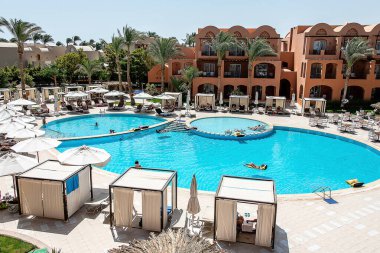 MAKADI BAY EGYPT 30.05.2018 Turistler, Tui Blue Sensimar Hurghada otelindeki havuzda dinleniyor..