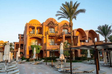 MAKADI BAY EGYPT 30.05.2018 Turistler, Tui Blue Sensimar Hurghada otelindeki havuzda dinleniyor..