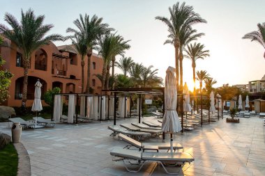 Mısır 'ın geniş açılı çevresindeki güzel boş yüzme havuzu alanı.