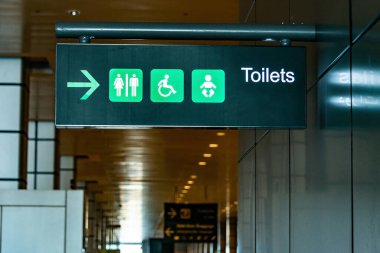 Havalimanı Tuvalet tabelasının banyo girişindeki tuvalet tabelası. Simgeler ayarlandı. Erkekler ve kadınlar tuvaleti..
