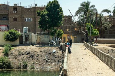Mısır 17.05.2018 Mısır kırsal kesiminde Mısır 'da Nil nehri yakınlarındaki kırsal kesimde Afrika evleri olan kırsal bölgeler görülüyor..