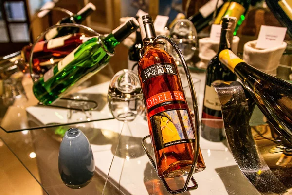 후르가다 이집트 2018 리조트의 다양한 알코올 음료가있는 리셉션 Obelisk Wine — 스톡 사진