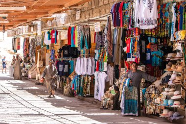 Luxor, EGYPT 18.05.2018 Geleneksel Mısır rengarenk damak tadı ve Temple Hatschepsut 'taki açık hava pazarında satılan kıyafetler.