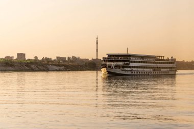 Nil 'in bereketli kıyılarının panoramik görüntüsü ve Lüksör Mısır istikameti yakınlarındaki nehir gezisi sırasında günlük yaşam.