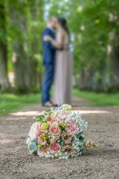 Bröllopsbukett Förgrunden Suddig Kysser Par Blommor Och Älskare — Stockfoto