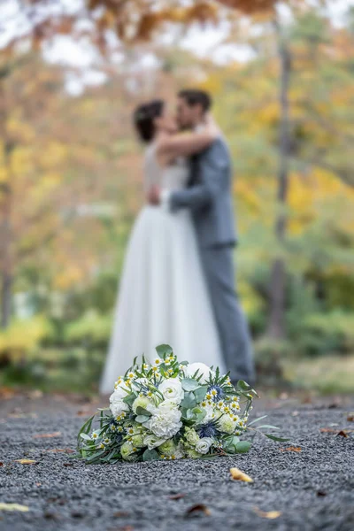 Весільний Букет Передньому Плані Розмитої Пари Поцілунків Квіти Коханці — стокове фото