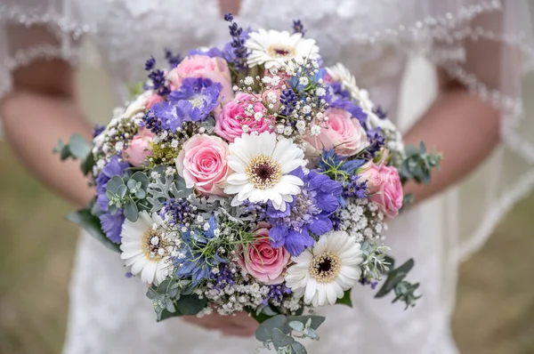 Νύφη Κρατώντας Μπουκέτο Γυναικεία Χέρια Λουλούδια Για Γάμο — Φωτογραφία Αρχείου