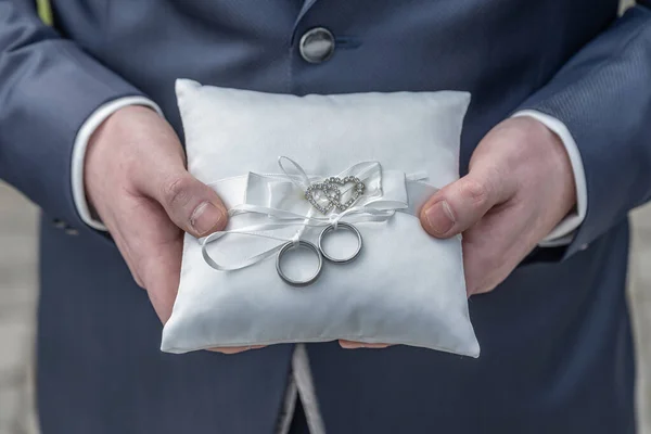 Dois Anéis Casamento Travesseiro Almofada Cerimonial Lindamente Decorado — Fotografia de Stock