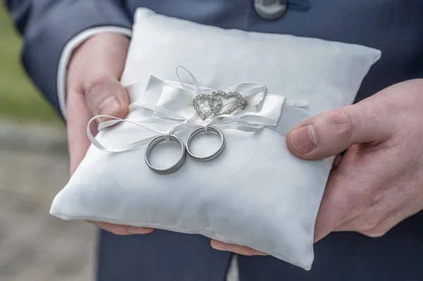 Dois Anéis Casamento Travesseiro Almofada Cerimonial Lindamente Decorado — Fotografia de Stock