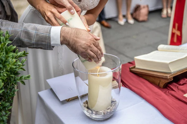 Bröllopsljuset Händerna Bruden Och Brudgummen Ljus Familjens Härd Symbol Ett — Stockfoto