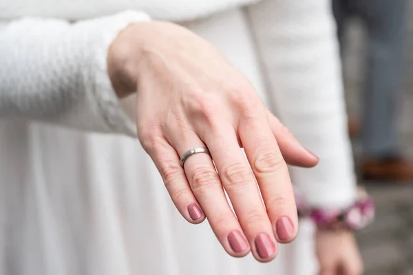 結婚指輪のクローズ アップの詳細と花嫁の手 — ストック写真