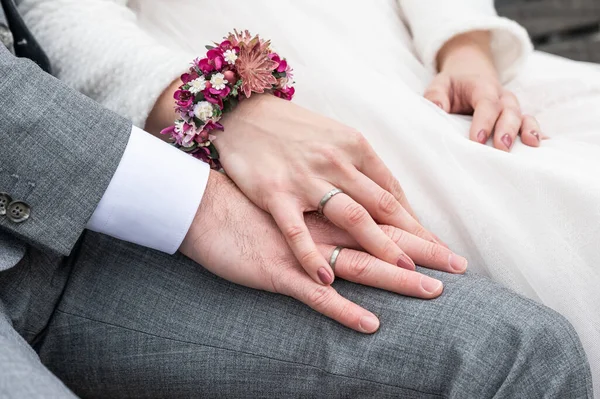 Noiva Segurando Mão Noivo Com Anéis Casamento Sentados Banco — Fotografia de Stock