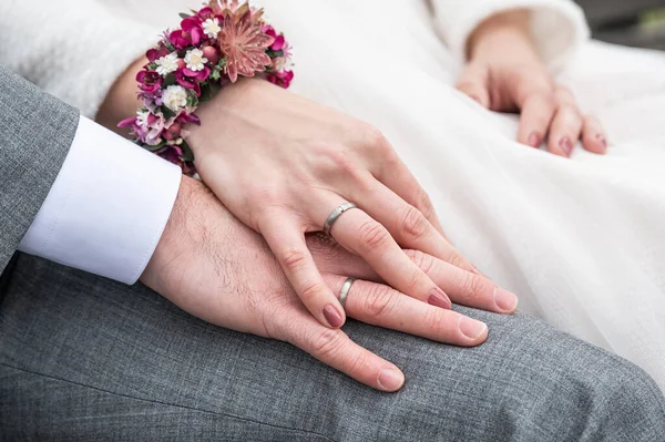 Noiva Segurando Mão Noivo Com Anéis Casamento Sentados Banco — Fotografia de Stock
