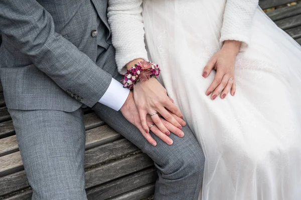 Bruid Met Bruidegom Hand Met Trouwringen Zittend Bank — Stockfoto