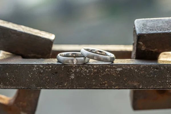 Két Kéz Jegygyűrűvel Egy Erős Horgonyláncon Nyugszik — Stock Fotó