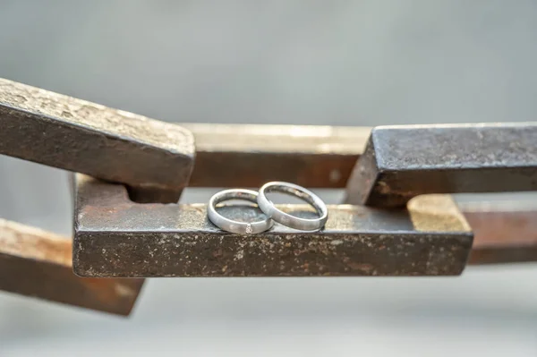 Dvě Ruce Snubními Prsteny Spočívají Silném Kotevním Řetězu — Stock fotografie