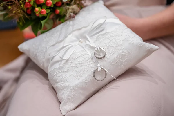 Two Wedding Rings Ceremonial Cushion Pillow Beautifull Decorated — Stock Photo, Image