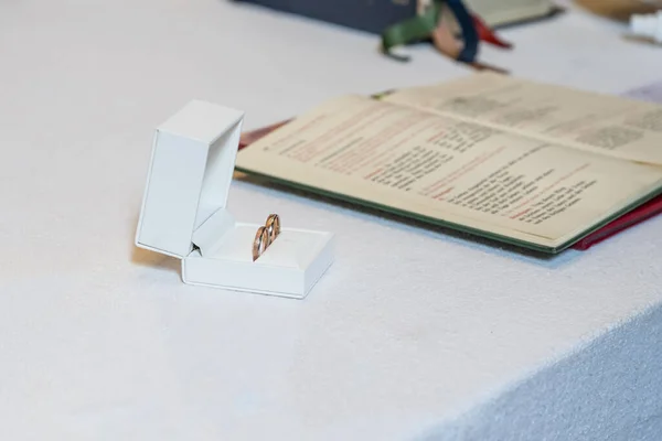 แหวนแต งงานโรแมนต ในกล องส ขาวบนโต — ภาพถ่ายสต็อก