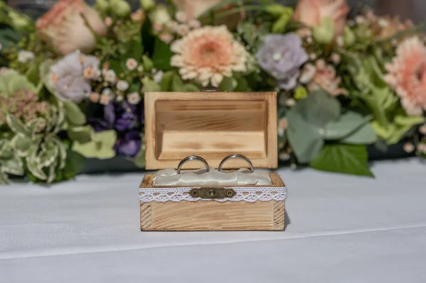 Obrączka Ślubna Poduszka Drewnianym Pudełku Przed Bukietem Kwiatów Pierścienie Miłości — Zdjęcie stockowe
