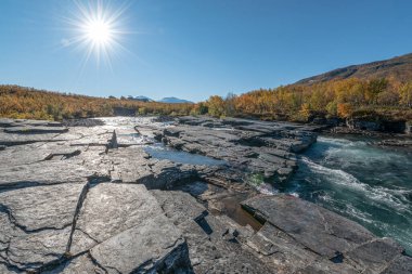 Autum Abisko Kanyon Nehri Abiskojakka Ulusal Parkı, Norrbottens, Norrbottens, İsveç 'in kuzeyindeki Laponya manzarası.