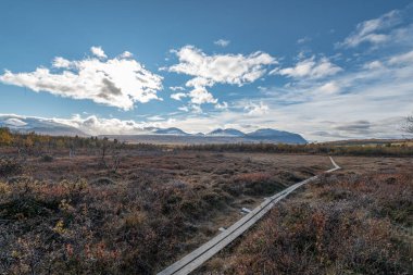 Abisko Ulusal Parkı 'ndaki Kungsleden Yürüyüş yolunun güneşli sonbahar manzarası Kiruna Belediyesi Laponya İsveç.