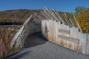 Abisko Ulusal Parkı 'ndaki Kungsleden Yürüyüş yolunun güneşli sonbahar manzarası Kiruna Belediyesi Laponya İsveç.