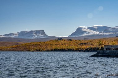 Abisko 'da sonbahar sezonu, arka planda Tornetraesk Gölü, İsveç, İsveç, Bjoerkliden' den alınmıştır..