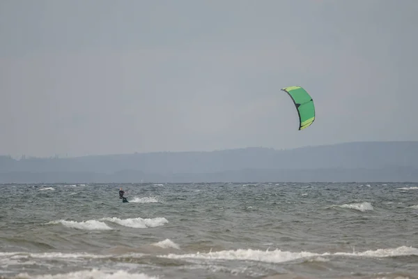 Melbystrand Suecia Kitesurfista Practica Sus Habilidades Surf Cerca Playa Con — Foto de Stock