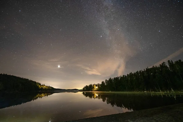 ミルキーウェイナイトスカイ 湖ラグナーデスカイ スウェーデン 美しい自然林ピンセット — ストック写真