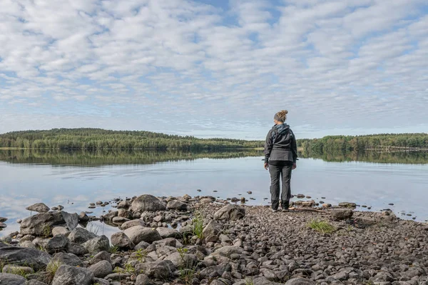 スウェーデンダルランドのラグナーデスカ湖の鏡に立っている少女 美しい自然林ピンセット スウェーデン語 — ストック写真