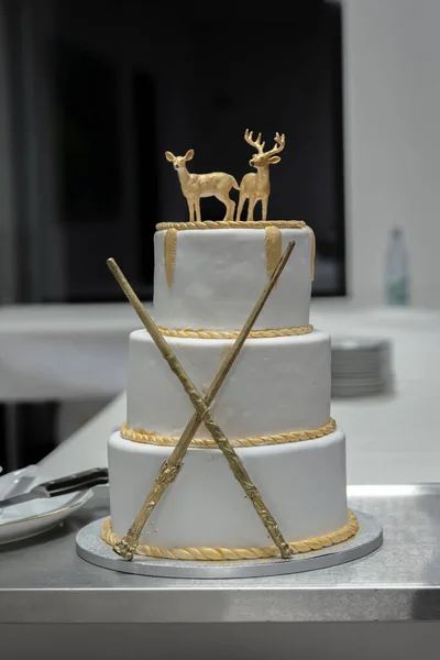 Два Украшения Свадебного Торта Волшебными Палочками Золотыми Элементами Стиле Гарри — стоковое фото