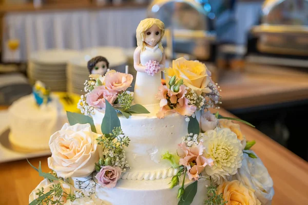 Красивий Смачний Весільний Торт Багатьох Ярусах Свіжими Дикими Квітами Трояндами — стокове фото