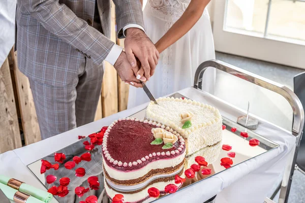 Casamento Romântico Dois Bolos Forma Coração Buquê Rosas Fundo Mesa — Fotografia de Stock