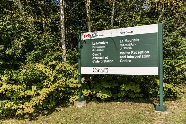 美しい日にカナダのラモーリス国立公園ケベックでエントリーサイン — ストック写真