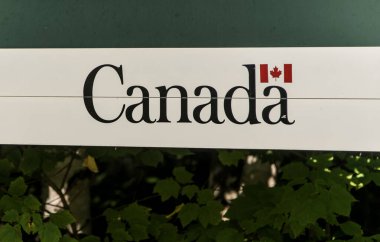 Quebec, Kanada 'da La Mauricie Ulusal Parkı' na Giriş Tabelası Güzel bir günde.