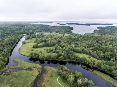 Kejimkujik Ulusal Parkı 'nda sabah sisinde nehir ve adalar kano gezisi Nova Scotia Kanada.