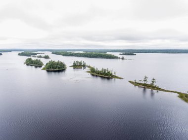 Kejimkujik Ulusal Parkı 'nda sabah sisinde nehir ve adalar kano gezisi Nova Scotia Kanada.