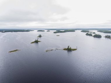 Kejimkujik Ulusal Parkı 'nda sabah sisinde nehir ve adalar kano gezisi Nova Scotia Kanada.