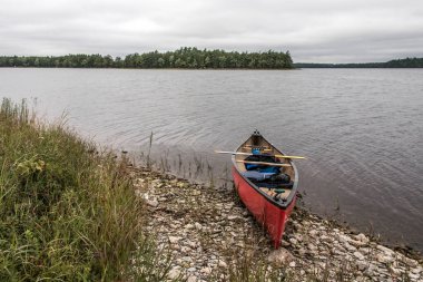 Kejimkujik Ulusal Parkı 'nda sabah sisinde nehir ve adalarda kano gezintisi Nova Scotia Kanada olarak belirlendi..