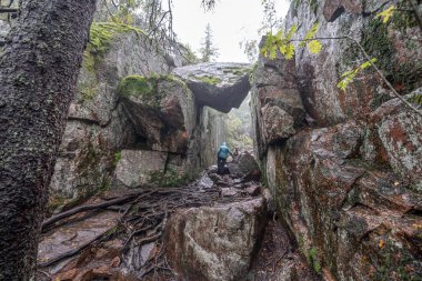 İsveç 'te bulutlu bir günde Skuleskogen Ulusal Parkı' ndaki Slattdalskrevan Kanyonu Kaya Yarığı