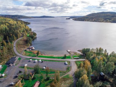 Hoga Kusten İsveç 'te kamp yapan Skuleberget kamp karavanındaki dağ ve deniz manzarası.