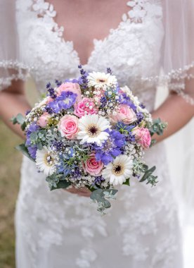 Gelin, Buket 'i kadın ellerinde tutuyor. Düğün için çiçekler..