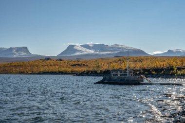 Abisko 'da sonbahar sezonu, arka planda Tornetraesk Gölü, İsveç, İsveç, Bjoerkliden' den alınmıştır..