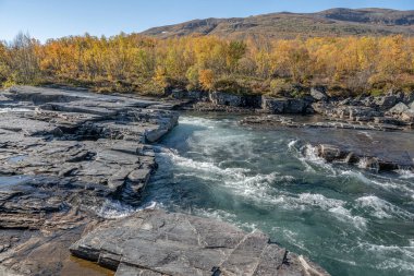 Autum Abisko Kanyon Nehri Abiskojakka Ulusal Parkı, Norrbottens, Norrbottens, İsveç 'in kuzeyindeki Laponya manzarası.