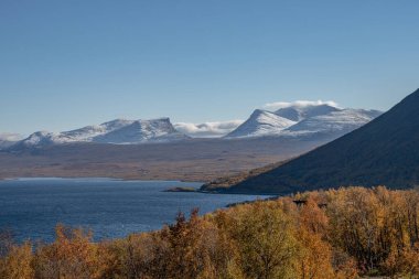 Abisko 'da sonbahar sezonu, arka planda Tornetraesk Gölü, İsveç, İsveç, Bjoerkliden' den alınmıştır..