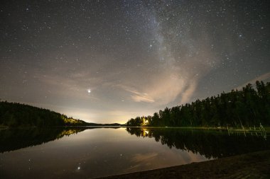 Dalsland İsveç 'te Ragnerudsjoen Gölü' nün kıyısında Samanyolu Gece Gökyüzü. Güzel doğa ormanı çam bitkisi..