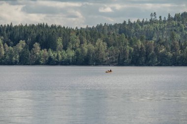Dalsland İsveç 'te Ragnerudsjoen Gölü' nde çift kayık turu. Güzel doğa ormanı çam ağaçları..