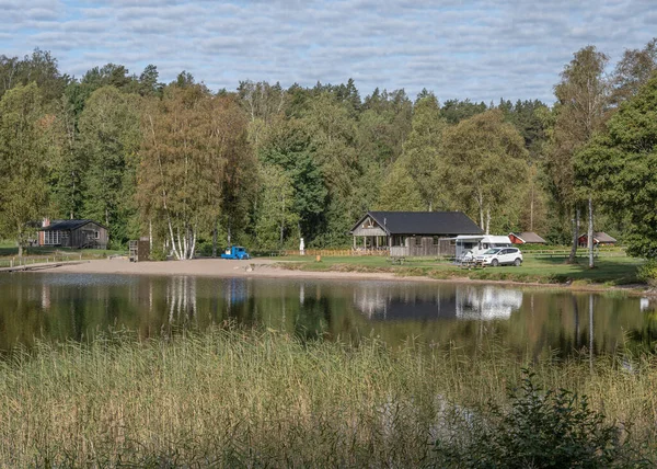 Campingplads Campingvogn Ved Søen Ragnerudssjoen Dalsland Sverige Smuk Naturskov Pinetree - Stock-foto