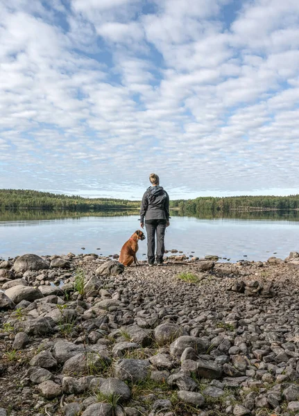Girl Standing Lake Ragnerudssjoen Mirror Dalsland Sweden Beautiful Nature Forest — Stock Photo, Image